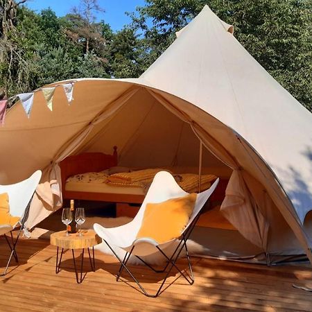 ホテル Glamping V Sadu Sadská エクステリア 写真