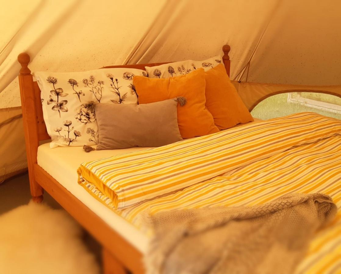 ホテル Glamping V Sadu Sadská エクステリア 写真