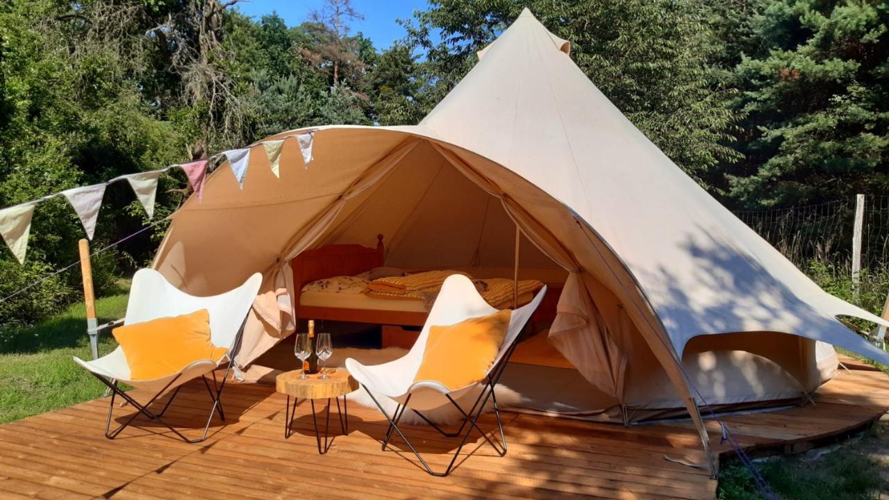 ホテル Glamping V Sadu Sadská エクステリア 写真