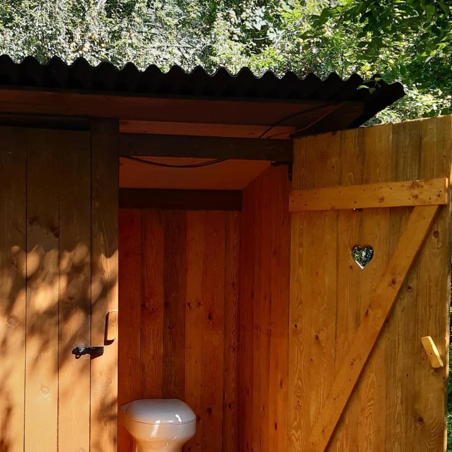 ホテル Glamping V Sadu Sadská エクステリア 写真
